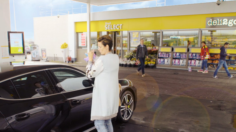 Vrouw met boodschappen bij auto